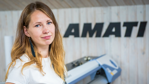 Elīna gatavo individuālas un arī ļoti personiskas dāvanas: krūzītes, arī zeķes vai kreklus ar apdruku.
Foto — TUESI.LV