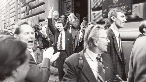 Par neatkarības deklarāciju balsojušie deputāti 1990. gada 4. maijā iznāk no Augstākās Padomes ēkas.
Foto — Latvijas Tautas frontes muzejs