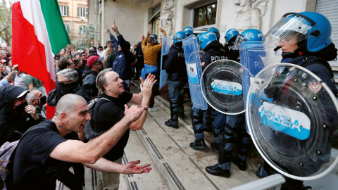 Pagājušajā svētdienā Romā pret Covid-19 vakcināciju un zaļā sertifikāta lietošanu protestēja aptuveni 10 tūkstoši cilvēku. Akcija pārauga grautiņos, kuru laikā policija arestēja 12 cilvēkus, galvenokārt neofašistu partijas Forza Nuova aktīvistus. Viņi mēģināja ielauzties valsts premjera rezidencē, izdemolēja valstī vecākās arodbiedrības biroju  un kādas slimnīcas neatliekamās medicīniskās palīdzības nodaļā piekāva četrus mediķus.
Foto — Scanpix