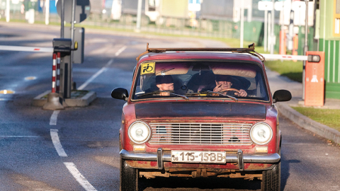  Vitālijs no Ukrainas ar ceļabiedru šķērso robežu. Pēc četru dienu gaidīšanas robežpunktā, abi dosies uz Varšavu.
Foto — Reinis Hofmanis