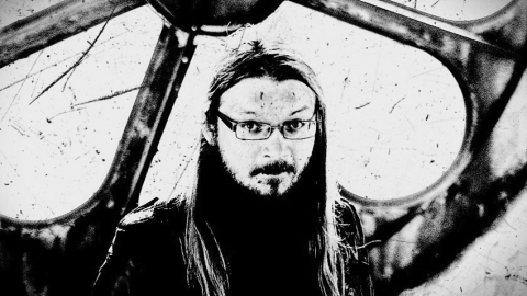 Valentīns — latviešu dzejnieks no Liepājas. Publikācijas kopš 1998. gada. Savukārt 2019. gadā izdevniecībā Literatūras kombains izdots debijas krājums Melna ir tikai jūra.