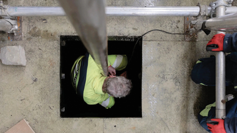 Strādnieks atvieno izpētes zondi, kas atgriezusies no nepilnu kilometru dziļa pazemes urbuma.
Foto — The New York Times