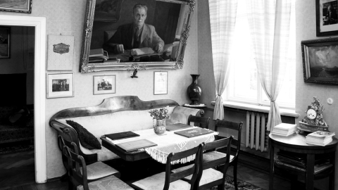 Andreja Upīša dzīvokļa viesistaba tagadējā memoriālajā muzejā Rīgā, Ļeņina (tagad Brīvības) ielā 38. Fotogrāfs — Leons Balodis. A. Upīša muzeja krājums