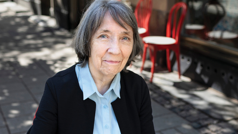 Mudīte Treimane: «Es vārdnīcās pārbaudu pat tos vārdus, kuru nozīmi šķietami zinu. Pat tad, ja vārdu 55 reizes esmu muļļājusi.»
Foto — Ieva Salmane