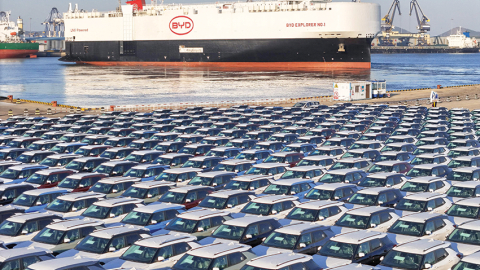 200 metrus garais un 40 metrus platais kuģis BYD Explorer No. 1 var transportēt līdz 7000 automašīnu. Savā pirmajā reisā tas devās uz Eiropu, bet otrajā — uz Brazīliju.
Foto — Scanpix