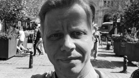 Dainis Deigelis ir publicējies lielākajos Latvijas kultūrmedijos. 2018. gadā izdevis debijas krājumu Dievs beidz, kam 2020. gadā pievienojies krājums Pilsētā mirstošas saules ēnā. Mentors bēgļa vai alternatīvo statusu saņēmušiem cilvēkiem, kā arī Ukrainas civiliedzīvotājiem, kas atraduši patvērumu Latvijā. Strādā pie pirmajiem stāstiem un mēģina sakārtot trešo dzejoļu krājumu