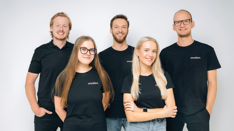 No kreisās: veselības aprūpes vadītājs un līdzdibinātājs Mārtiņš Ērglis, rīkotājdirektore Anna Luīze Rezevska, uzņēmuma vadītājs un līdzdibinātājs Roberts Lasovskis, mārketinga vadītāja Marita Trubača un IT vadītājs un līdzdibinātājs Andrejs Mironovs.
Foto no uzņēmuma arhīva