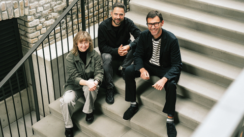 Festivāla Pink Noise Riga organizatoru komandā apvienojušies dažādi talanti — Aigars Nords (pirmais no labās) atbild par ideju ģenerēšanu, Dāvis Jurka ir mākslinieciskais vadītājs, savukārt Aira Leite rūpējas, lai festivāla vārds sabiedrībā izskanētu ar lielu vērienu.
Publicitātes foto