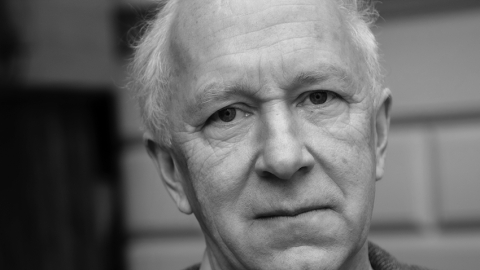 Andrejs Veisbergs ir valodnieks un tulkotājs, Dr. habil. philol., Latvijas Universitātes profesors, vairāk nekā 420 zinātnisku un 100 populārzinātnisku publikāciju autors. Jaunākā grāmata — Tulkojumi latviešu valodā. 16.—20. gadsimta ainava (2022). Pētnieciskās intereses — valodu kontakti un ietekme, valodas attīstība, idiomas un tulkošanas vēsture Latvijā