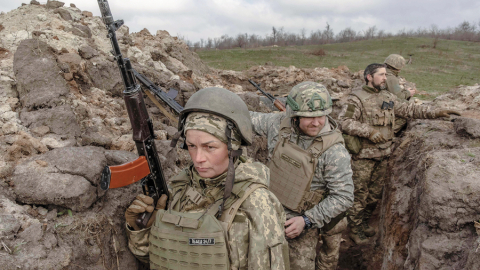Ukrainas aizstāvju rindās ir arī trīs bērnu māte Natālija (51). Precīza šī attēla tapšanas vieta austrumu frontē netiek izpausta