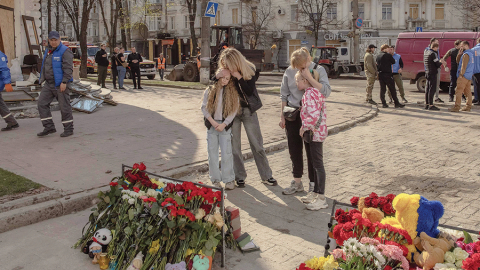 Pašrocīgi izveidotas piemiņas vietas Ukrainas ziemeļu pilsētas Sumu centrā, kur svētdien divu Krievijas raķešu triecienā tika nogalināti 34 cilvēki, tajā skaitā divi bērni.