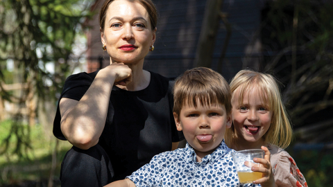 Inga ar dvīņiem Astrīdu un Raulu. Foto — Džozefs Sivenkijs
