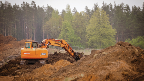 Būvdarbi infrastruktūras apkopes punktā Iecavā. Publicitātes foto