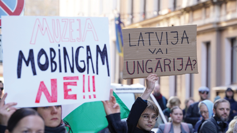 Lielu skandālu sacēla Ogres mēra ideja izstādīt sankcijām pakļautā Krievijas oligarha Pjotra Avena porcelāna kolekciju, kas izraisīja konfliktu ar vietējā muzeja kolektīvu. Protestētāji piketā pie atbildīgās ministrijas pat prasīja Helmaņa atstādināšanu.