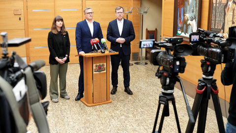 Partijas Progresīvie politiķi — Justīne Panteļējeva, mēra amata kandidāts Viesturs Kleinbergs un Mārtiņš Kossovičs — nākamās Rīgas domes koalīcijas veidošanas sarunu laikā 10. jūnijā.