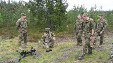 Valsts prezidenta Edgara Rinkēviča vizītes laikā Sēlijas militārajā poligonā maijā. Foto — Ilmārs Znotiņš, Valsts prezidenta kanceleja