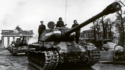 Berlīnes krišana. Sarkanās armijas tanki pie Brandenburgas vārtiem 1945. gada maija sākumā. Foto — Scanpix/LETA