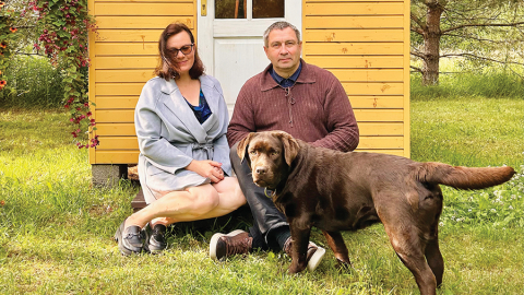Ēriks ar sievu Ilutu un ģimenes četrkājaino draugu Enisu — 1,5 gadus vecu labradoru meiteni.