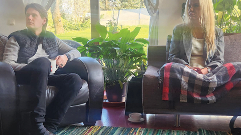 Edgars Kaplers, Hospisa brīvprātīgais, un Hospiss LV valdes priekšsēdētāja Ilze Neimane-Nešpora. «Kāda brīvprātīgā uzdāvināja noslēgumu ar Tibetas skaņu traukiem.»