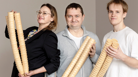 Viktors Ratkevičs, SIA Vafelīte valdes priekšsēdētājs (centrā), Jeļena Ratkeviča, Viktora sieva un uzņēmuma administratīvā direktore, un dēls Martins Varmalis, kurš nākotnē, visticamāk, pārņems uzņēmuma vadību.