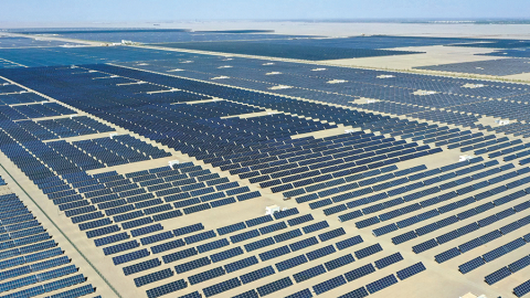 Pašlaik pasaulē lielākais saules enerģijas parks pie Urumči pilsētas Ķīnas ziemeļos — tas izpleties 133 kvadrātkilometros.