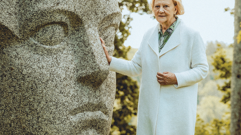 Anna Jurkāne pie Spīdolas skulptūras.