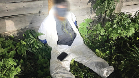 Policijas filmētā video ekrānuzņēmumā redzama viena no aizturētajām personām