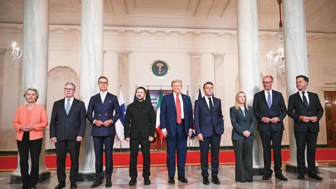 EK prezidente Urzula fon der Leiena (no kreisās), Lielbritānijas premjerministrs Kīrs Stārmers, Somijas prezidents Aleksanders Stubs, Ukrainas prezidents Volodimirs Zelenskis, ASV prezidents Donalds Tramps, Francijas prezidents Emanuels Makrons, Itālijas premjerministre Džordža Meloni, Vācijas kanclers Frīdrihs Mercs un 
NATO ģenerālsekretārs Marks Rute pirms sarunām Baltajā namā 18. augustā.
