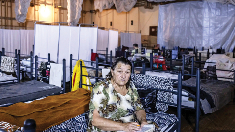 No Donbasa evakuētā bērnu dzejas grāmatu autore Valentina Ševčenko pagaidu patversmē aptuveni pusotras stundas attālumā no frontes.