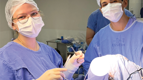 Sindija neiroķirurģijas operācijas beigās Gojanijas slimnīcā Hospital das Clinicas.