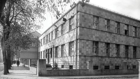 Roche Rīgas filiāle (1933). Ēkas fasāde no Palīdzības ielas puses. Arhitekts Aleksandrs Klinklāvs. Foto — Roberts Johansons (1935)