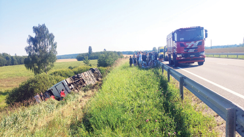 Autobuss ar vairāk nekā 45 pasažieriem avarēja taisnā ceļa posmā netālu no Smiltenes. Pēc riteņu nospiedumiem zālē var spriest, ka 74 gadus vecais šoferis, visticamāk, aizmidzis pie stūres. Aculiecinieka foto