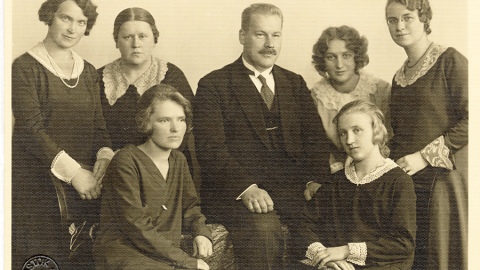 LU Filoloģijas un filozofijas fakultātes studentes un profesors Ernests Blese. Nezināma autora foto