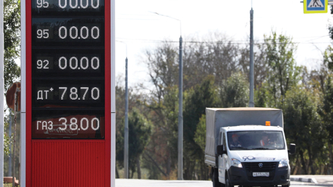 Izkārtne pie kādas degvielas uzpildes stacijas okupētajā Krimā norāda, ka nav pieejams neviena veida benzīns.