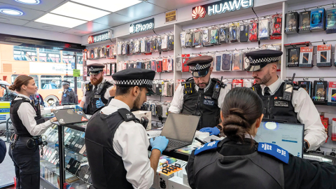 Policisti veic kratīšanu lietotu tālruņu veikalā Ziemeļlondonā