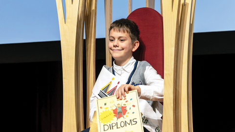 Čempionāta finālā Roberts izvēlējās fragmentu no Ilzes Skrastiņas grāmatas Kā iet? Normāli! un izteiksmīgi mainīja intonācijas, lai piešķirtu katram tēlam savu balsi. Foto — Kristians Luhaers