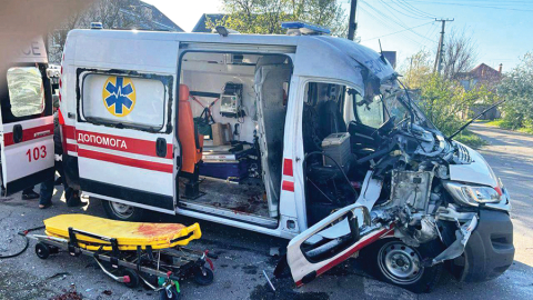 Īpaša ANO cilvēktiesību komisija atzinusi, ka Krievijas armija pastrādājusi kara noziegumus un noziegumus pret cilvēci, apzināti uzbrūkot civiliedzīvotājiem Ukrainas dienvidu pilsētā Hersonā — pēdējā gada laikā tur nogalināti 200 cilvēku, bet aptuveni 2000 ievainoti, jo krievu dronu operatori met granātas uz ietvēm un iekšpagalmos, paši to ciniski saucot par «cilvēku safari». Attēlā: 17. aprīlī krievi nometa dronus uz ātrās palīdzības auto, nogalinot divus mediķus un 80 gadus vecu pacienti.