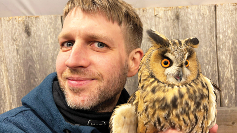 Tās pašas dienas vakarā Atis devās uz Jūrmalciemu, kur pazīstami ornitologi nodarbojās ar putnu, tajā skaitā ausaino pūču, gredzenošanu.