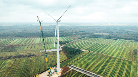 Viena no jaunajām vēja turbīnām Kaigu purvā. Foto — Latvenergo