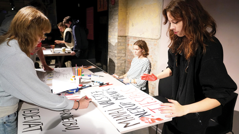 Aktīvisti plakātu darbnīcā pirms 29. oktobra protesta pret Latvijas izstāšanos no Eiropas Padomes Konvencijas par vardarbības pret sievietēm un vardarbības ģimenē novēršanu un apkarošanu jeb Stambulas konvencijas.