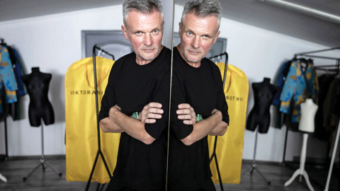 Vairākus mēnešus pēc 2022. gada februāra mode Viktoram Aņisimovam šķita nesvarīga, taču, kad ukraiņi pamazām pierada pie dzīves kara apstākļos, Aņisimovs atsāka skicēt jaunas idejas. Foto — The New York Times 