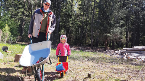Miks māju būvēja kopā ar tēti un dažu profesionāļu īslaicīgu palīdzību, bet palīdzīgu roku sniedza arī vecākā meitiņa Alise un sieva Elīna.