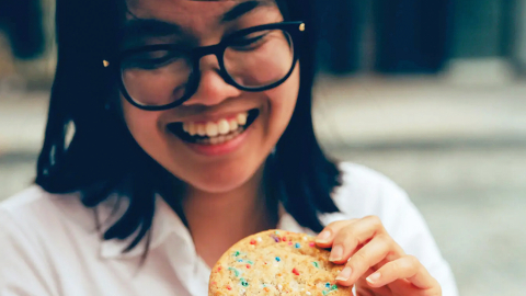 Naomi Baralesa (25) vismaz trīs reizes nedēļā sevi palutina ar vegāniskiem cepumiem un modīgo zeltera dzērienu.