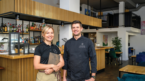 Teikas saimnieki, tāpat kā uzņēmējdarbības ceļa sākumā, strādā vienkāršu darbu. Edgars ir šefpavārs, bet Beatrise apkalpo viesus un reizēm ar savām valodas zināšanām pārsteidz spāņu tūristus. «Nebiju gaidījusi, ka šeit būs tik daudz.»