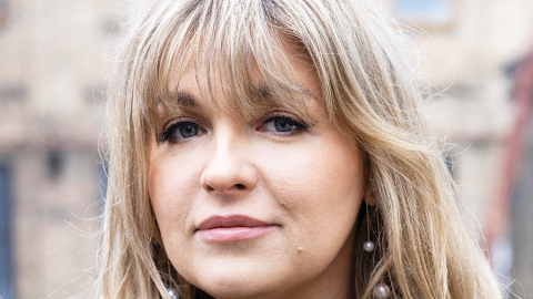 Nikola par vardarbību: «Tu zini, ka kaut kas nav normāli. Bet tu mīli. Tu dzīvo nākotnē, kur viss būs labi. Un tajā pašā laikā — tev liekas, ka neko labāku neesi pelnījusi.»