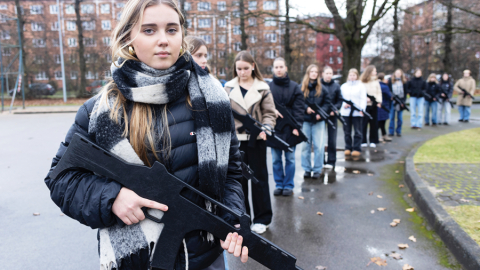Rīgas Valsts Vācu ģimnāzijas audzēkne Estere Rācenāja ar klasesbiedrenēm apgūst militāros roku signālus.