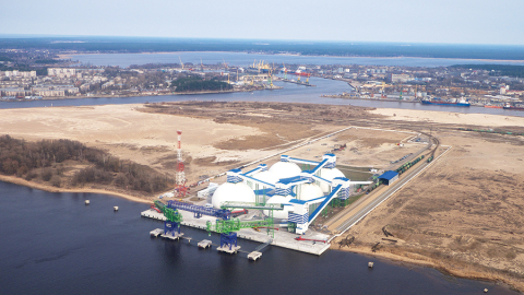 Skats uz Riga Fertilizer Terminal minerālmēslu pārkraušanas termināli Kundziņsalā