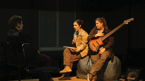 Līga Paegle (no kreisās), Gita Rebeka Adlere un Elza Apine ĢIT iestudējumā Cantus Firmus pārstāv sievietes, kas gatavas būt kopā — maigi un savstarpēji pieņemoši — pat nāves priekšā. Foto — Anna Konovalova