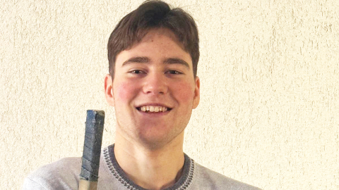 Emīls hokeju spēlē uzbrucēja pozīcijā.