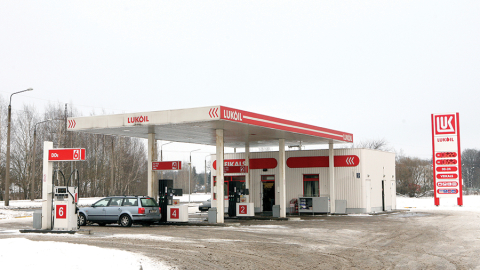 Viena no Lukoil degvielas uzpildes tīkla stacijām Latvijā 2009. gadā. Vēlāk tās tika pārdotas austriešu uzņēmumam, kas tās tagad iznomā Viada Baltija.
